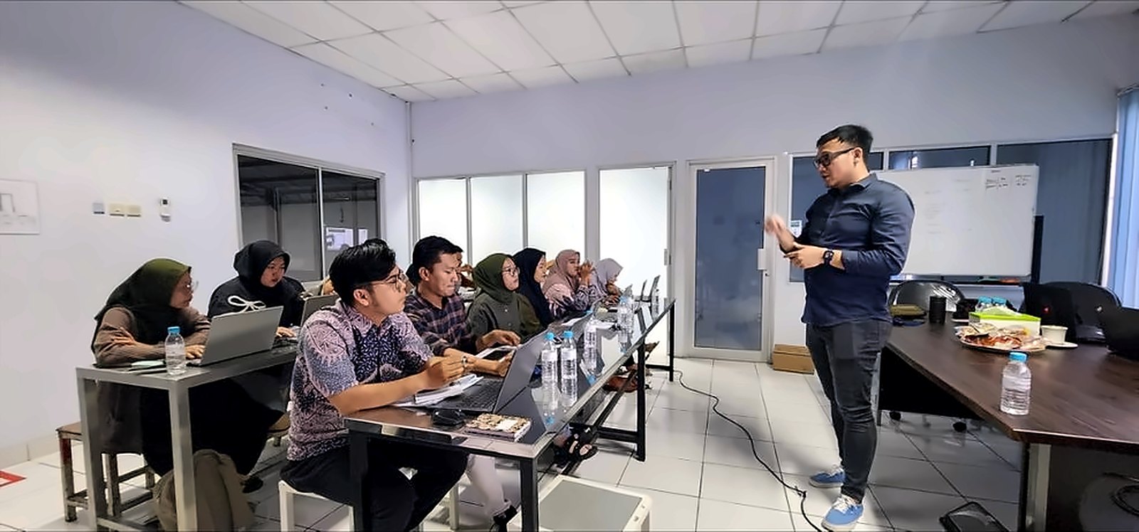 Sesi presentasi bersama tim klien